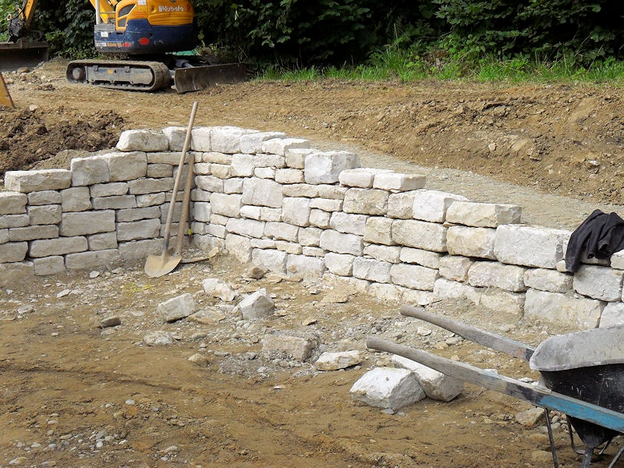 Bau Kalksteinmauer
