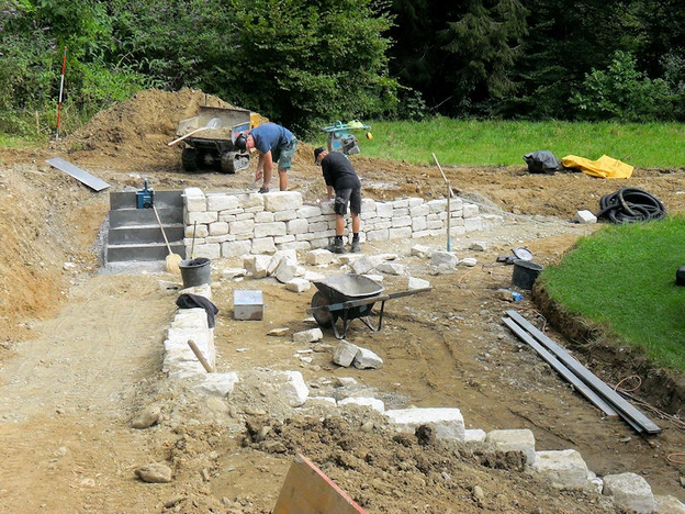 Bau Kalksteinmauer