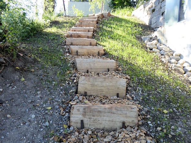 Gartentreppe aus Eichen-Rundholz